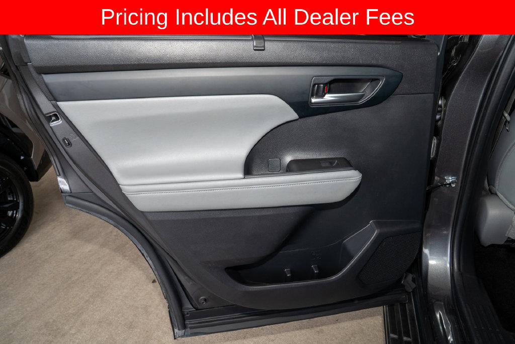 Used 2024 Toyota Highlander XLE FWD image 12