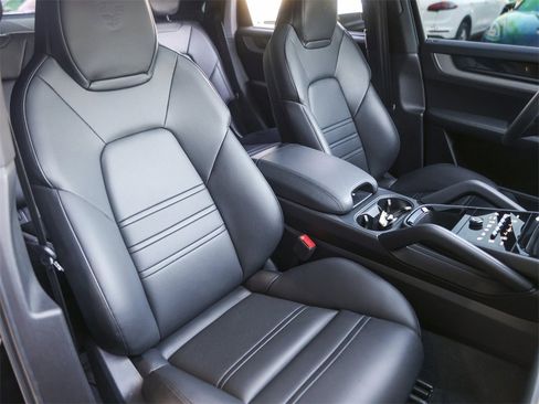Certified 2025 Porsche Cayenne E-Hybrid Coupe image 38