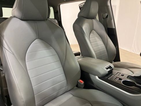 Used 2020 Toyota Highlander XLE image 30