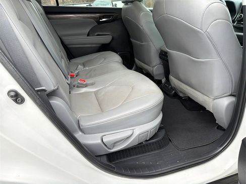 Used 2021 Toyota Highlander Limited image 15