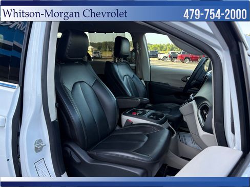 Used 2023 Chrysler Pacifica Touring-L FWD image 12
