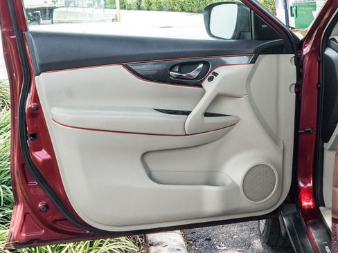 Used 2015 Nissan Rogue SL w/ SL Premium Package FWD image 32