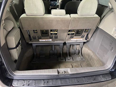 Used 2017 Toyota Sienna LE image 32