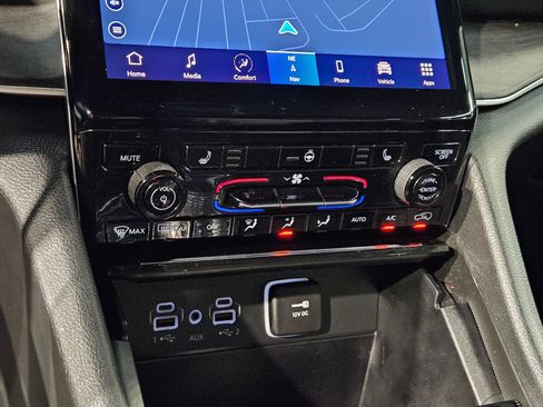 Used 2024 Jeep Grand Cherokee Limited image 32