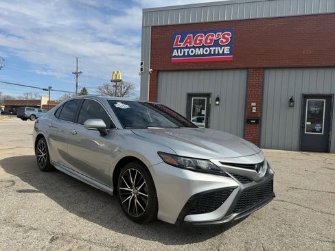 Used 2023 Toyota Camry SE image 1