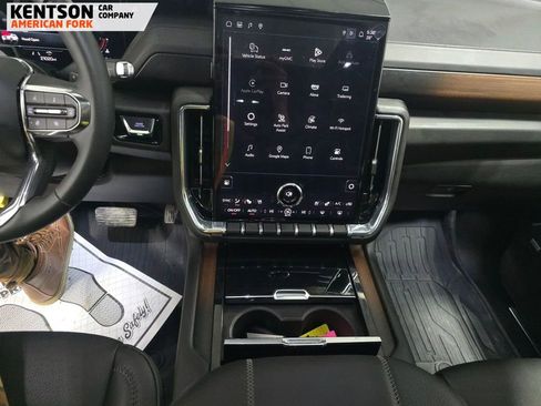 Used 2025 GMC Yukon XL Denali w/ Denali Reserve Package image 10