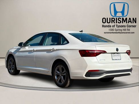 Used 2023 Volkswagen Jetta SE w/ Panoramic Sunroof Package FWD image 3