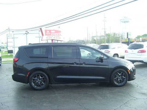 Used 2018 Chrysler Pacifica Limited w/ S Appearance Package FWD image 2