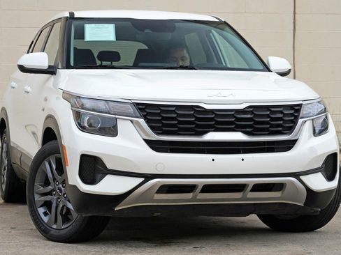 Used 2023 Kia Seltos LX AWD/4WD image 2