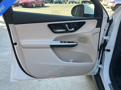 Used 2025 Mercedes-Benz GLC 300 4MATIC image 9