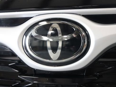 Used 2021 Toyota Highlander XLE AWD/4WD image 4