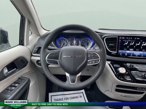 Used 2024 Chrysler Pacifica Touring-L image 30
