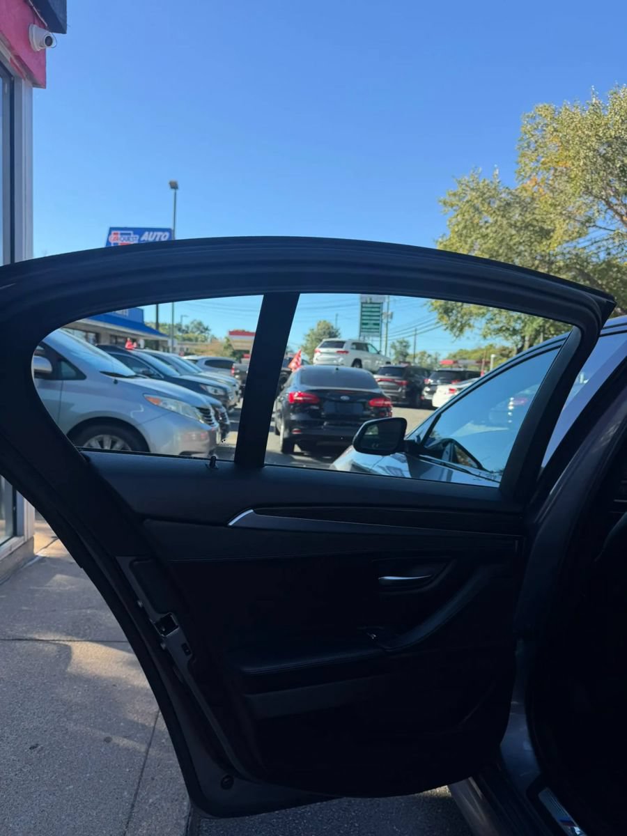 Used 2016 BMW 550i xDrive Sedan AWD/4WD image 9