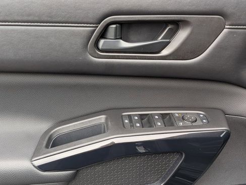 Certified 2025 Nissan Pathfinder SV image 13