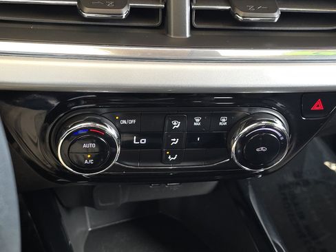 Used 2025 Chevrolet Trax LT FWD image 20