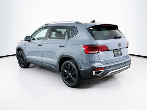 Used 2023 Volkswagen Taos SE w/ Panoramic Sunroof Package image 5