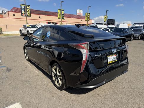 Used 2016 Toyota Prius Four Touring FWD image 5