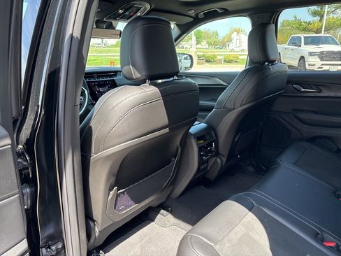 New 2025 Jeep Grand Cherokee Altitude AWD/4WD image 39