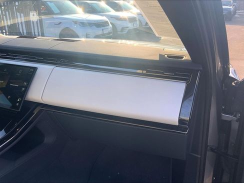 Used 2025 Land Rover Range Rover Sport image 18