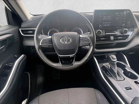 Used 2021 Toyota Highlander LE FWD image 7