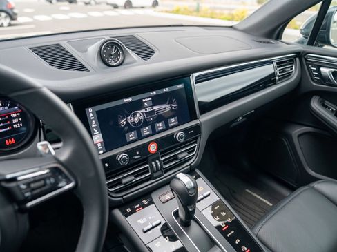 Certified 2025 Porsche Macan image 16