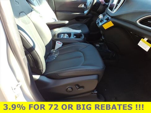 New 2026 Chrysler Pacifica Select image 9