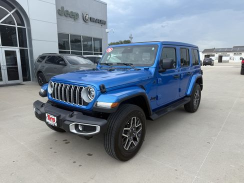 Used 2026 Jeep Wrangler Unlimited Sahara AWD/4WD image 32