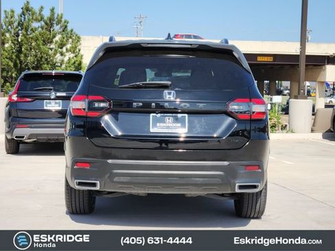 Used 2025 Honda Pilot Sport image 6