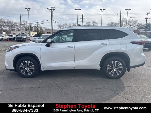 Used 2024 Toyota Highlander XLE image 5