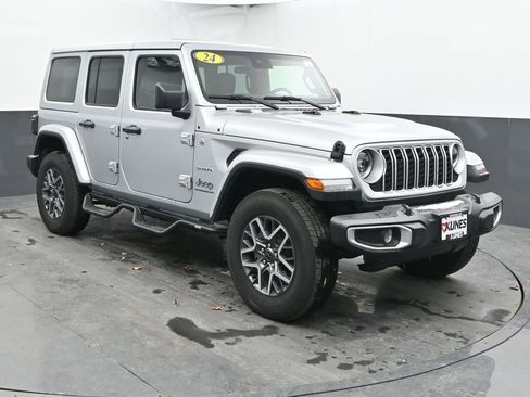 Used 2024 Jeep Wrangler Sahara image 3