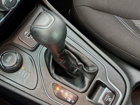 Used 2019 Jeep Cherokee Latitude w/ Popular Appearance Group AWD/4WD image 22
