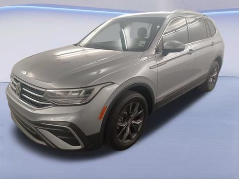 Used 2023 Volkswagen Tiguan SE FWD image 3