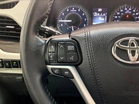 Used 2017 Toyota Sienna XLE Premium w/ Cargo Management Package FWD image 21