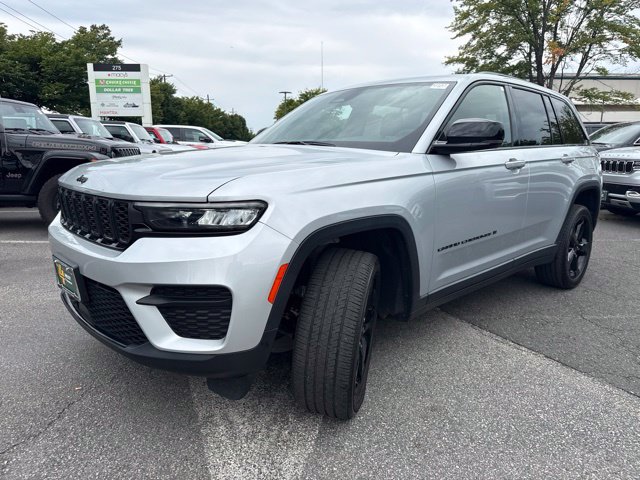 Used 2023 Jeep Grand Cherokee Altitude AWD/4WD image 3