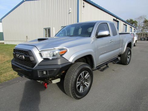 Used 2017 Toyota Tacoma TRD Sport image 1