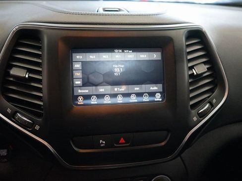 Used 2020 Jeep Cherokee Latitude Plus w/ Cold Weather Group AWD/4WD image 32