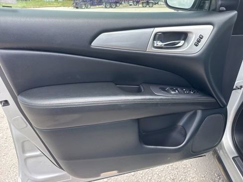 Used 2020 Nissan Pathfinder SL AWD/4WD image 16