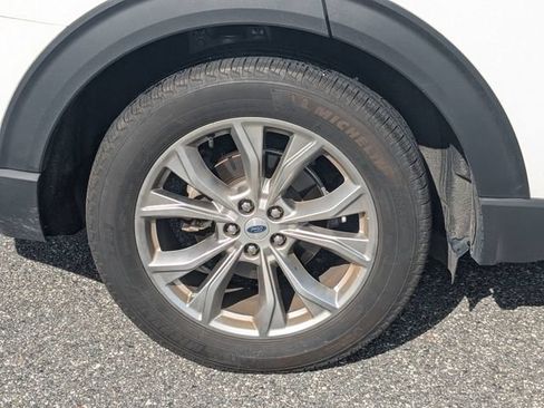 Used 2024 Ford Explorer XLT w/ Equipment Group 202A RWD image 9