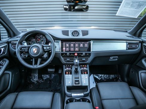 Certified 2026 Porsche Macan image 12