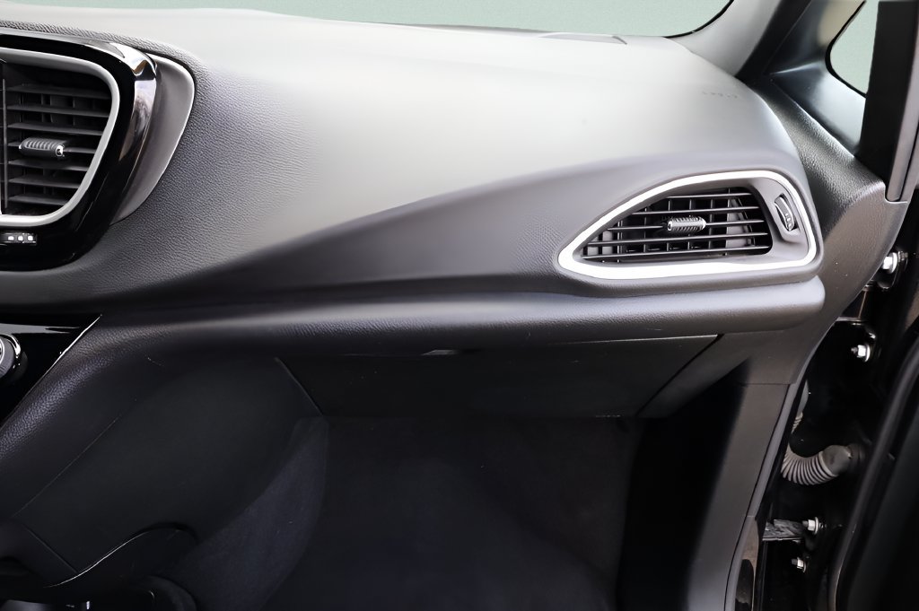 Used 2025 Chrysler Pacifica Select FWD image 43