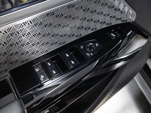 Used 2023 BMW 760i xDrive w/ Executive Package image 32