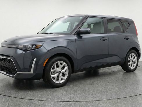 Used 2025 Kia Soul LX w/ LX Technology Package FWD image 3