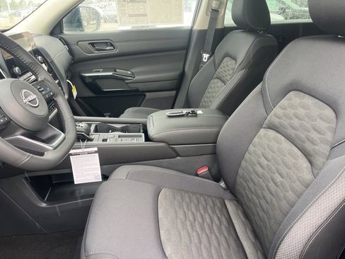 New 2025 Nissan Pathfinder SV image 8