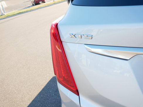 Used 2017 Cadillac XT5 Luxury w/ Driver Awareness Package image 17