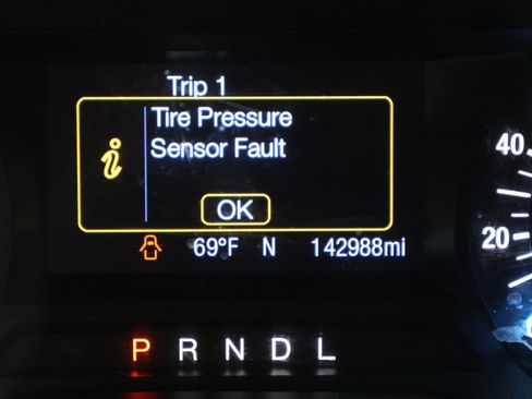 Used 2017 Ford Fusion SE FWD image 38