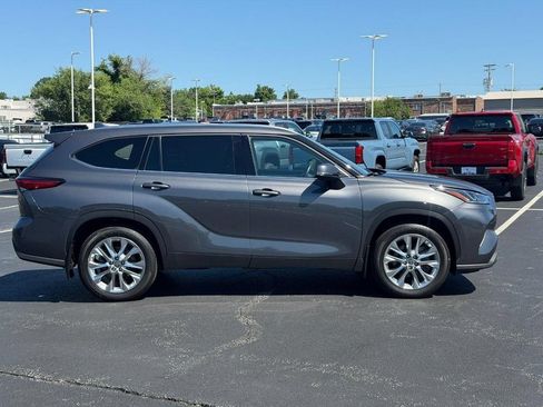Used 2021 Toyota Highlander Limited AWD/4WD image 2