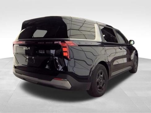 Used 2025 Kia Carnival FWD image 7