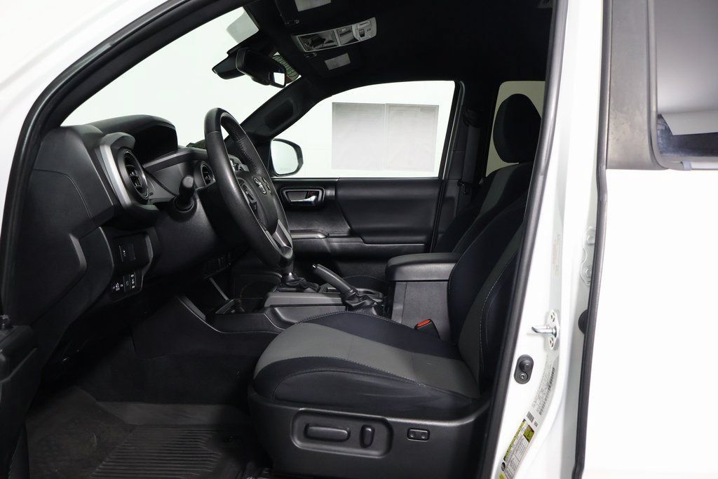 Used 2022 Toyota Tacoma TRD Off-Road w/ Technology Package AWD/4WD image 10