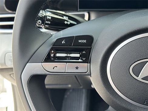 New 2025 Hyundai Elantra Limited image 17