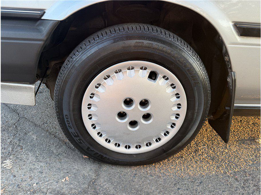 Used 1989 Toyota Camry Deluxe FWD image 9